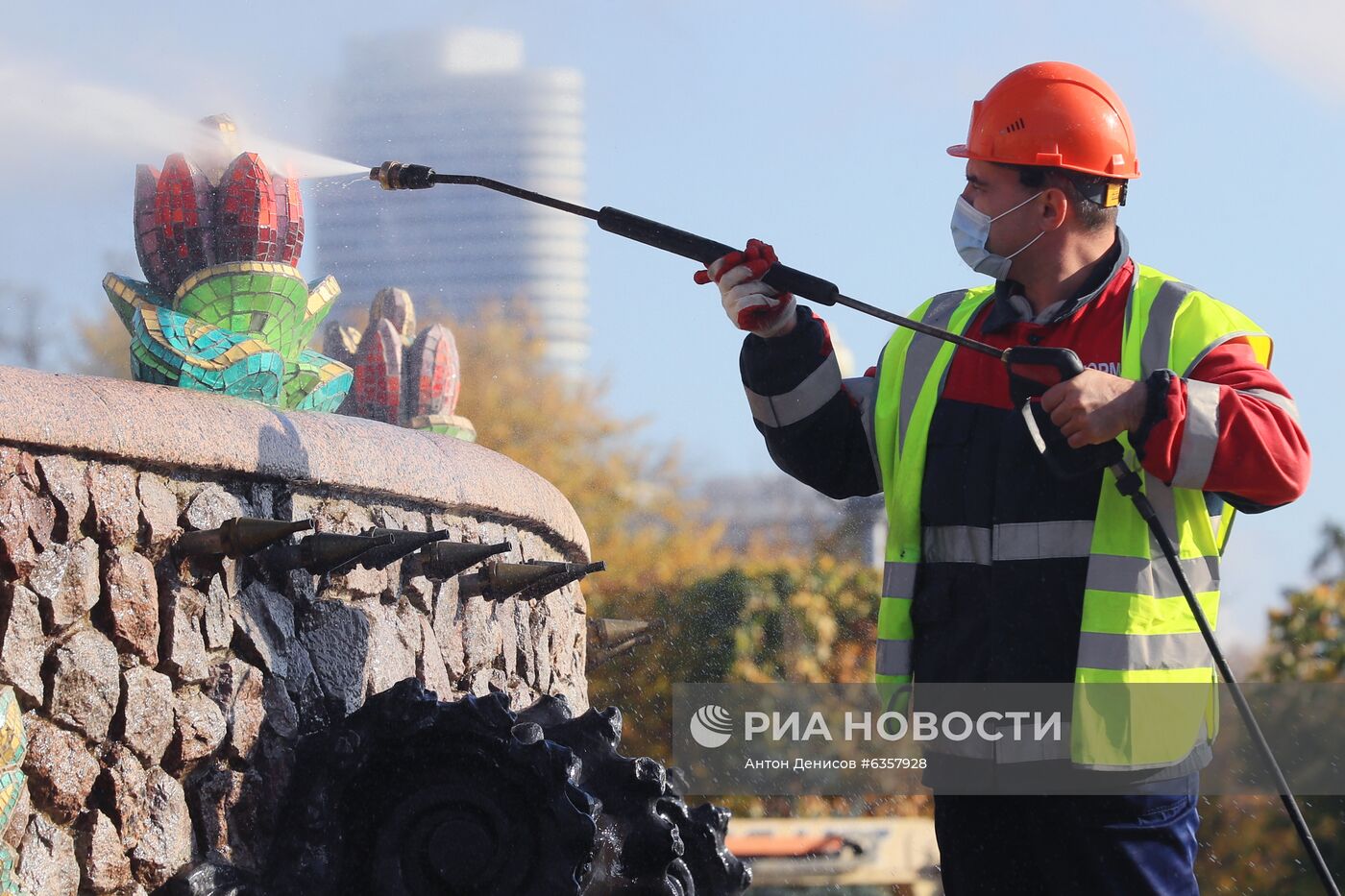 Подготовка к зиме фонтана "Каменный цветок" на ВДНХ