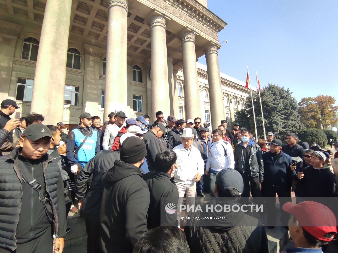 Президент Киргизии С. Жээнбеков объявил об уходе в отставку