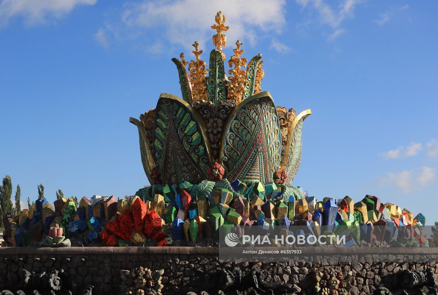 Подготовка к зиме фонтана "Каменный цветок" на ВДНХ