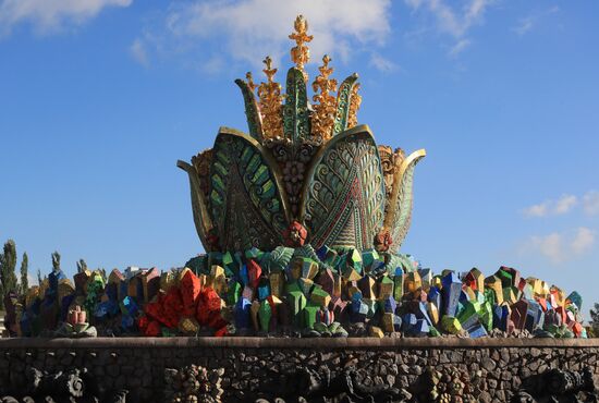 Подготовка к зиме фонтана "Каменный цветок" на ВДНХ