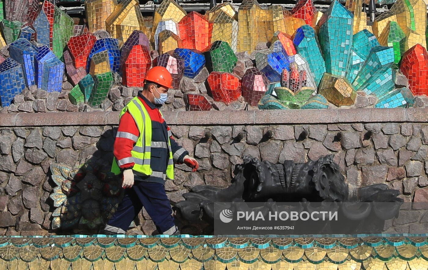 Подготовка к зиме фонтана "Каменный цветок" на ВДНХ
