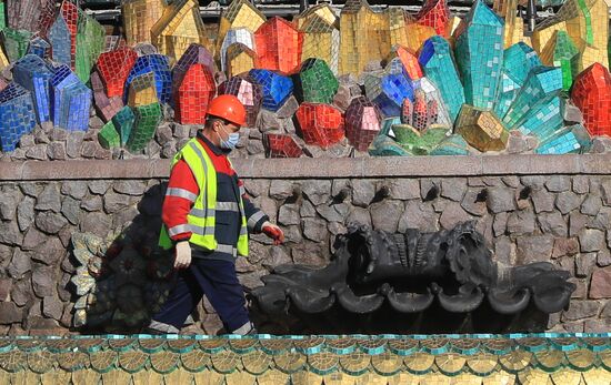 Подготовка к зиме фонтана "Каменный цветок" на ВДНХ