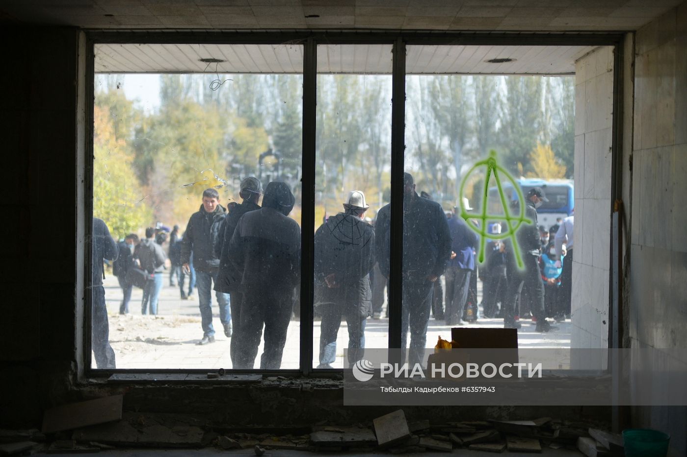 Президент Киргизии С. Жээнбеков объявил об уходе в отставку