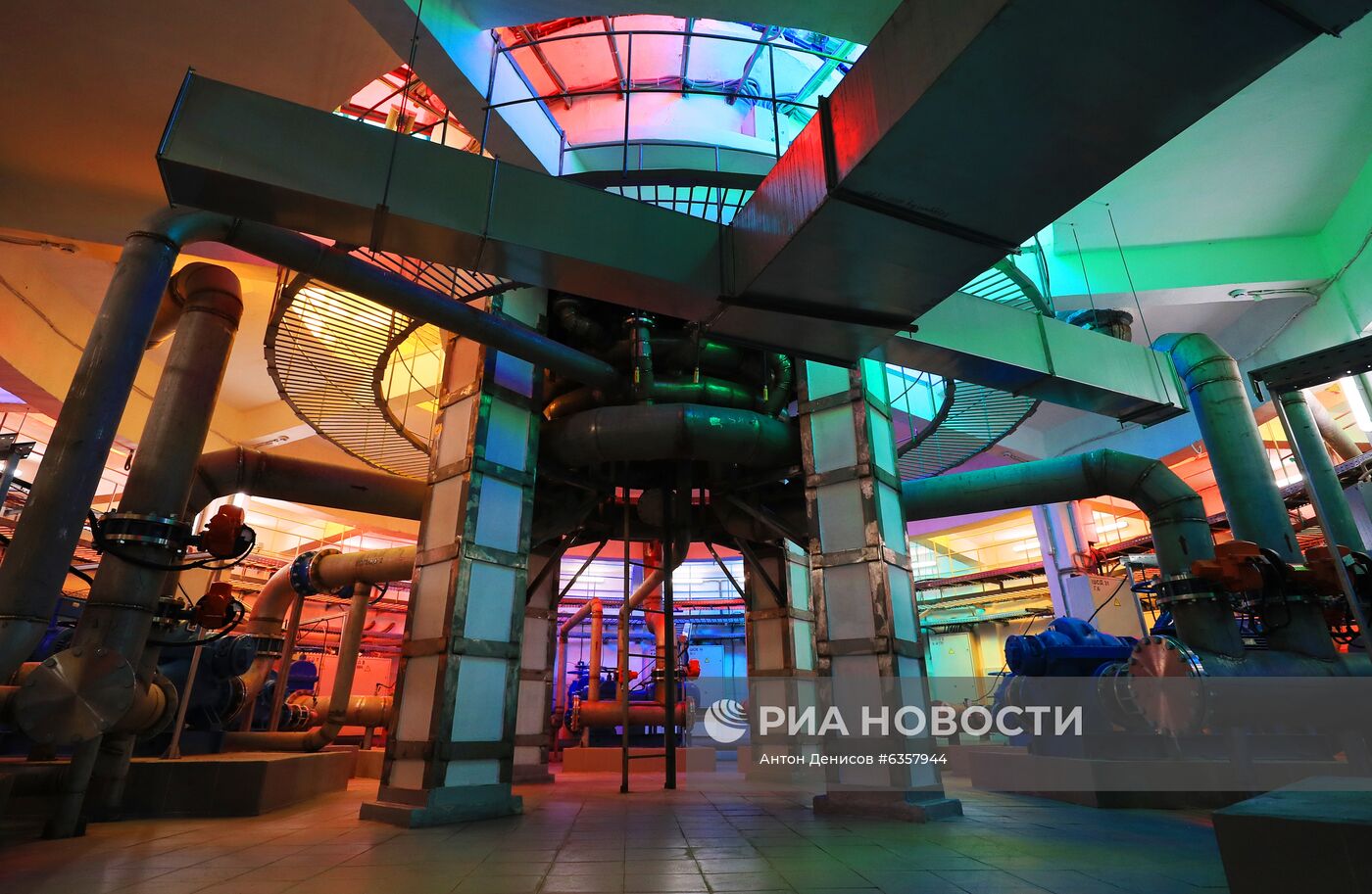 Подготовка к зиме фонтана "Каменный цветок" на ВДНХ