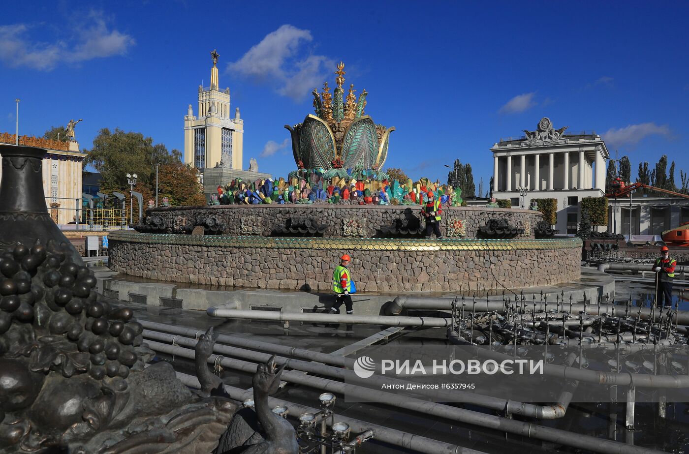 Подготовка к зиме фонтана "Каменный цветок" на ВДНХ