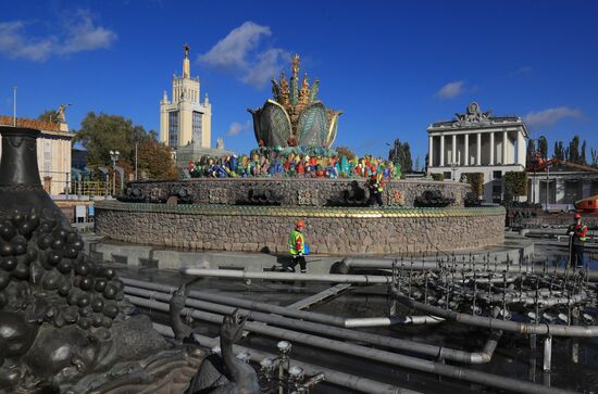 Подготовка к зиме фонтана "Каменный цветок" на ВДНХ