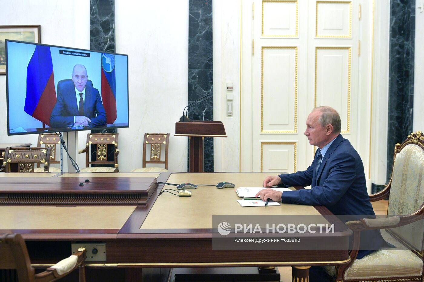 Президент РФ В. Путин провел встречу с главой Карачаево-Черкесии Р. Темрезовым