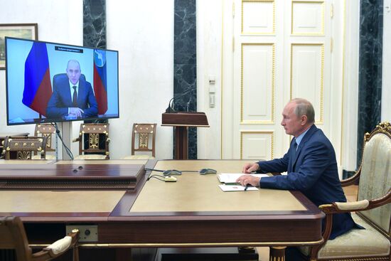 Президент РФ В. Путин провел встречу с главой Карачаево-Черкесии Р. Темрезовым