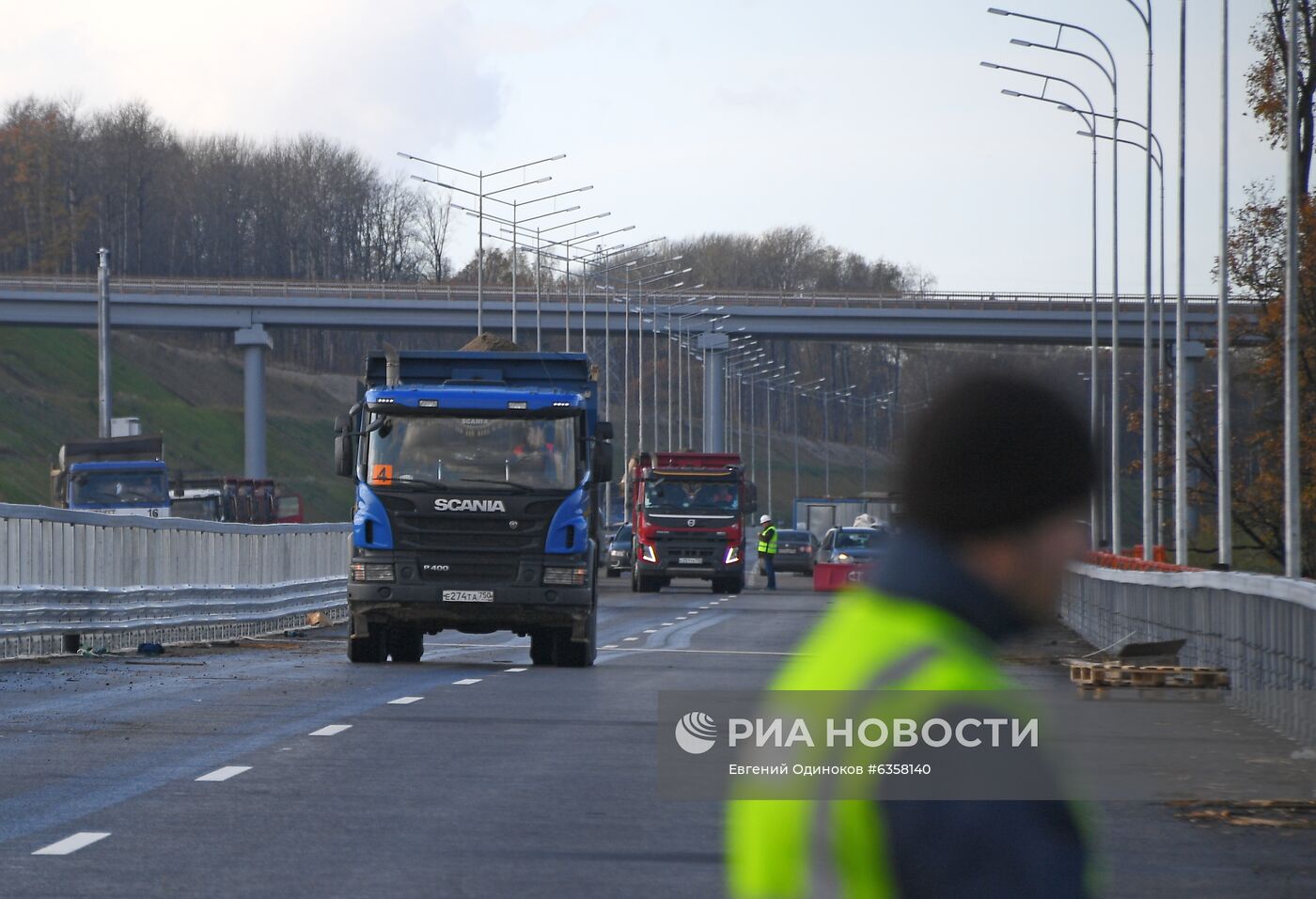 Демонстрация испытаний крупных мостов на прочность на ЦКАД-3