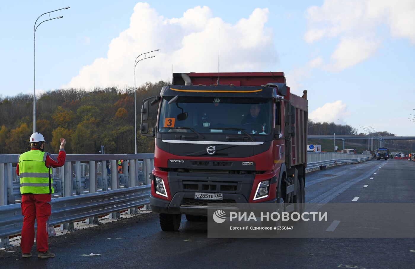 Демонстрация испытаний крупных мостов на прочность на ЦКАД-3