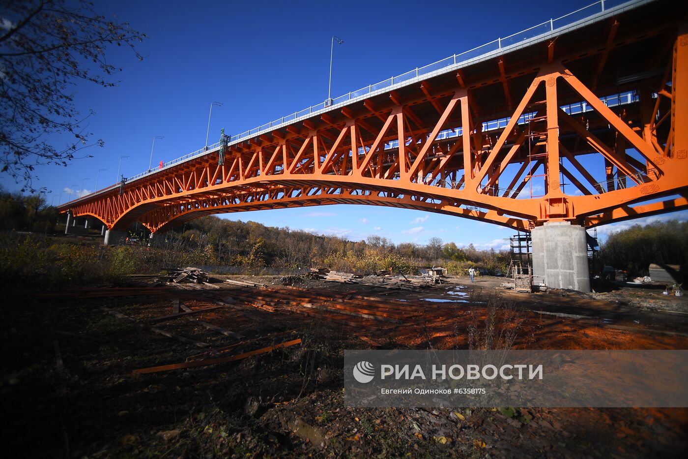 Демонстрация испытаний крупных мостов на прочность на ЦКАД-3