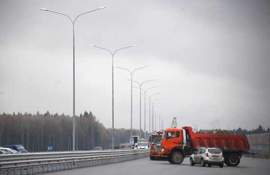 Демонстрация испытаний крупных мостов на прочность на ЦКАД-3