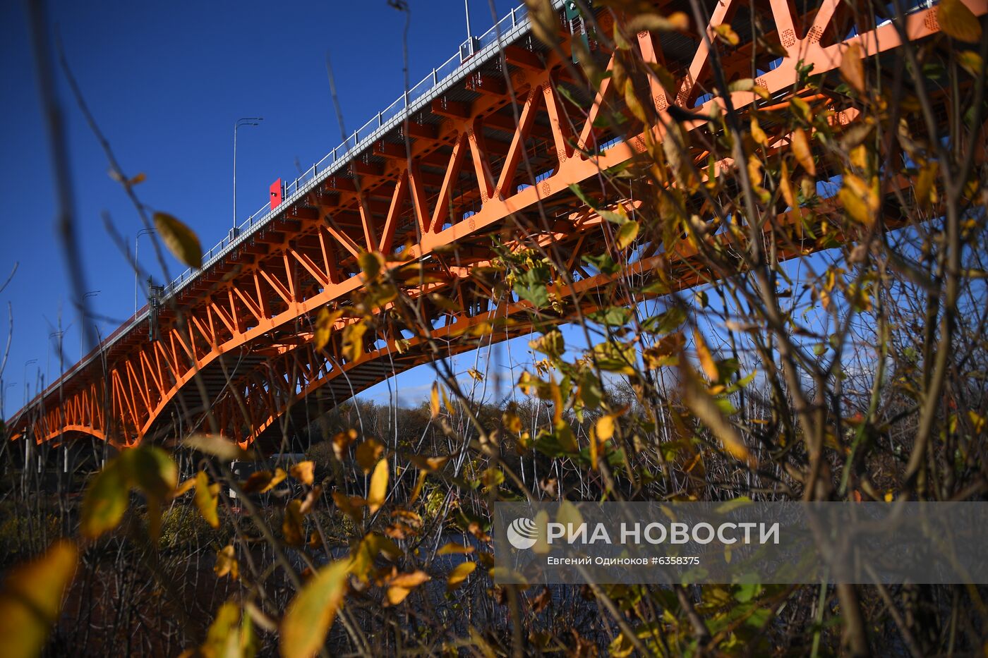 Демонстрация испытаний крупных мостов на прочность на ЦКАД-3