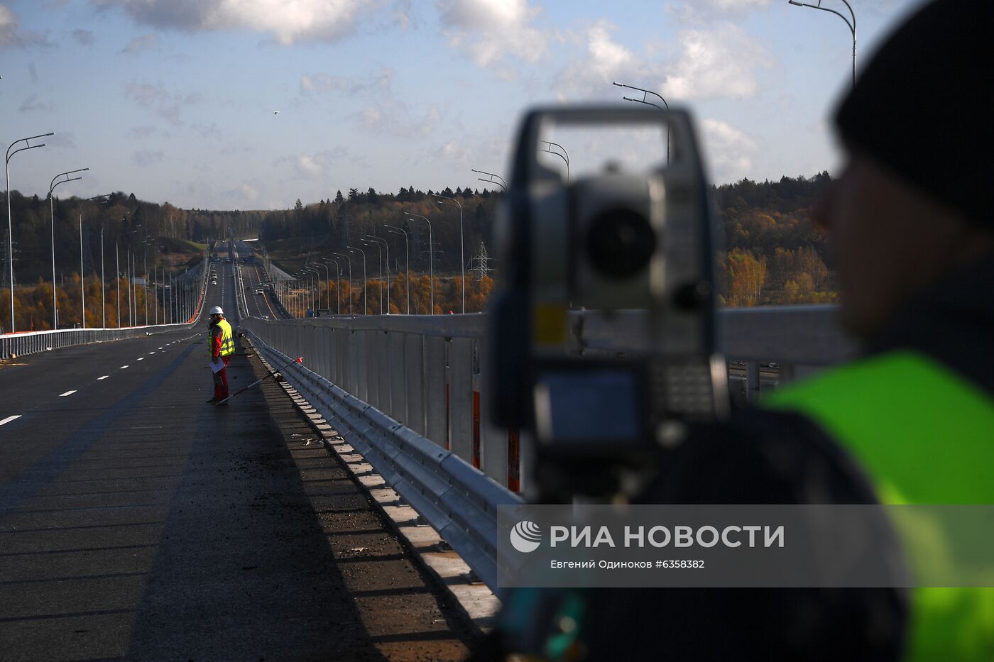 Демонстрация испытаний крупных мостов на прочность на ЦКАД-3