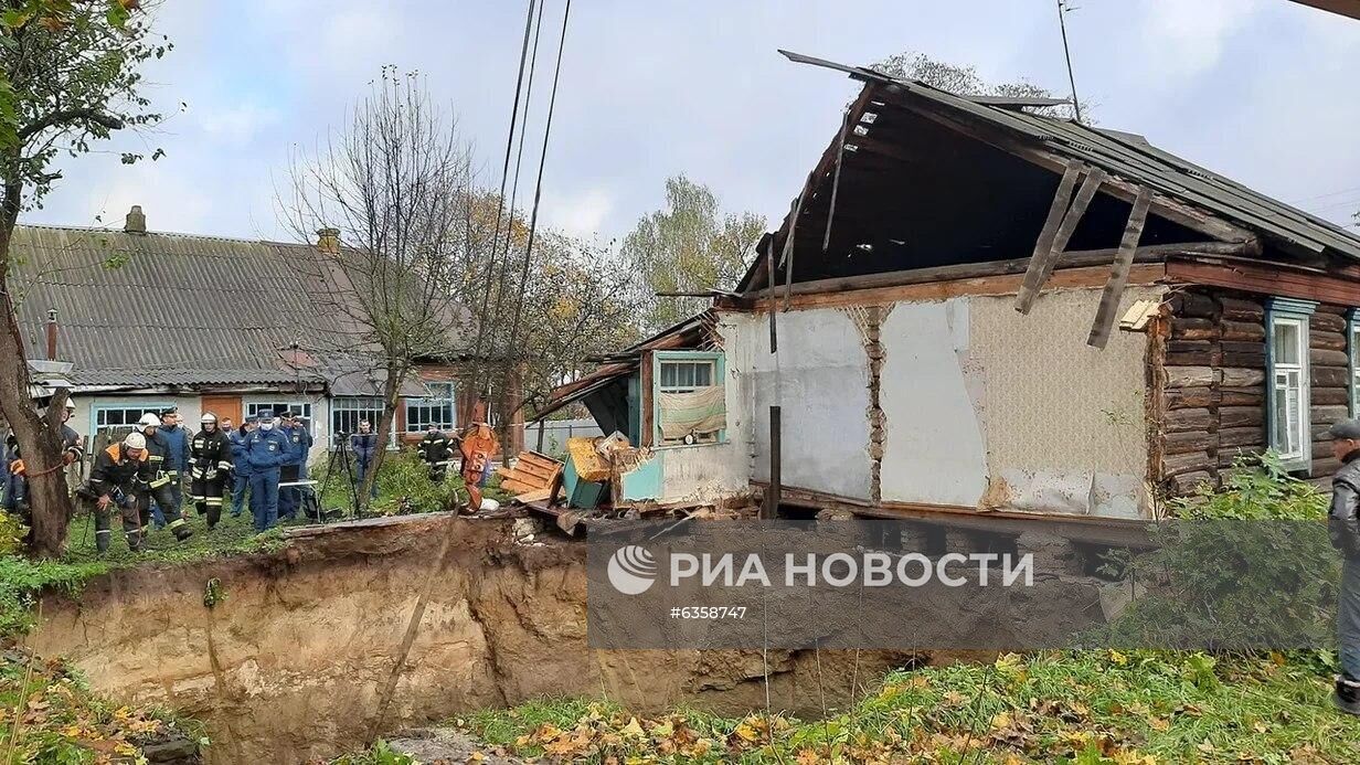 В Брянской области провалился под землю частный дом