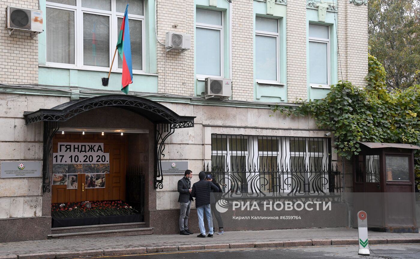Цветы у посольств Армении и Азербайджана в память о погибших