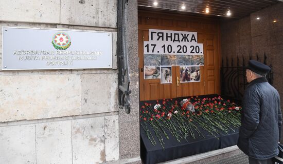 Цветы у посольств Армении и Азербайджана в память о погибших
