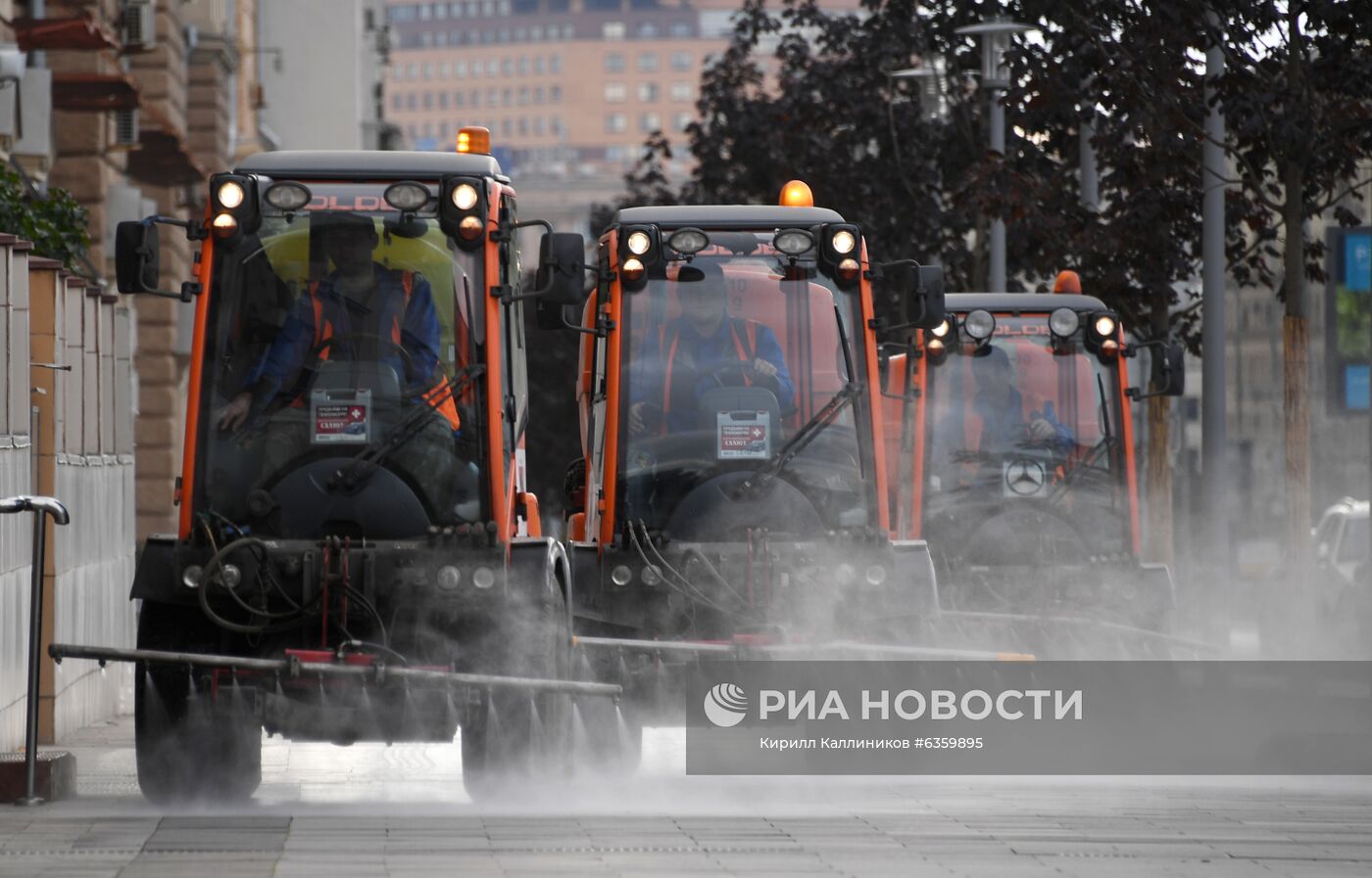 Масштабная мойка дорог в Москве