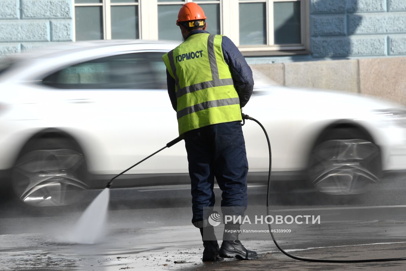 Масштабная мойка дорог в Москве