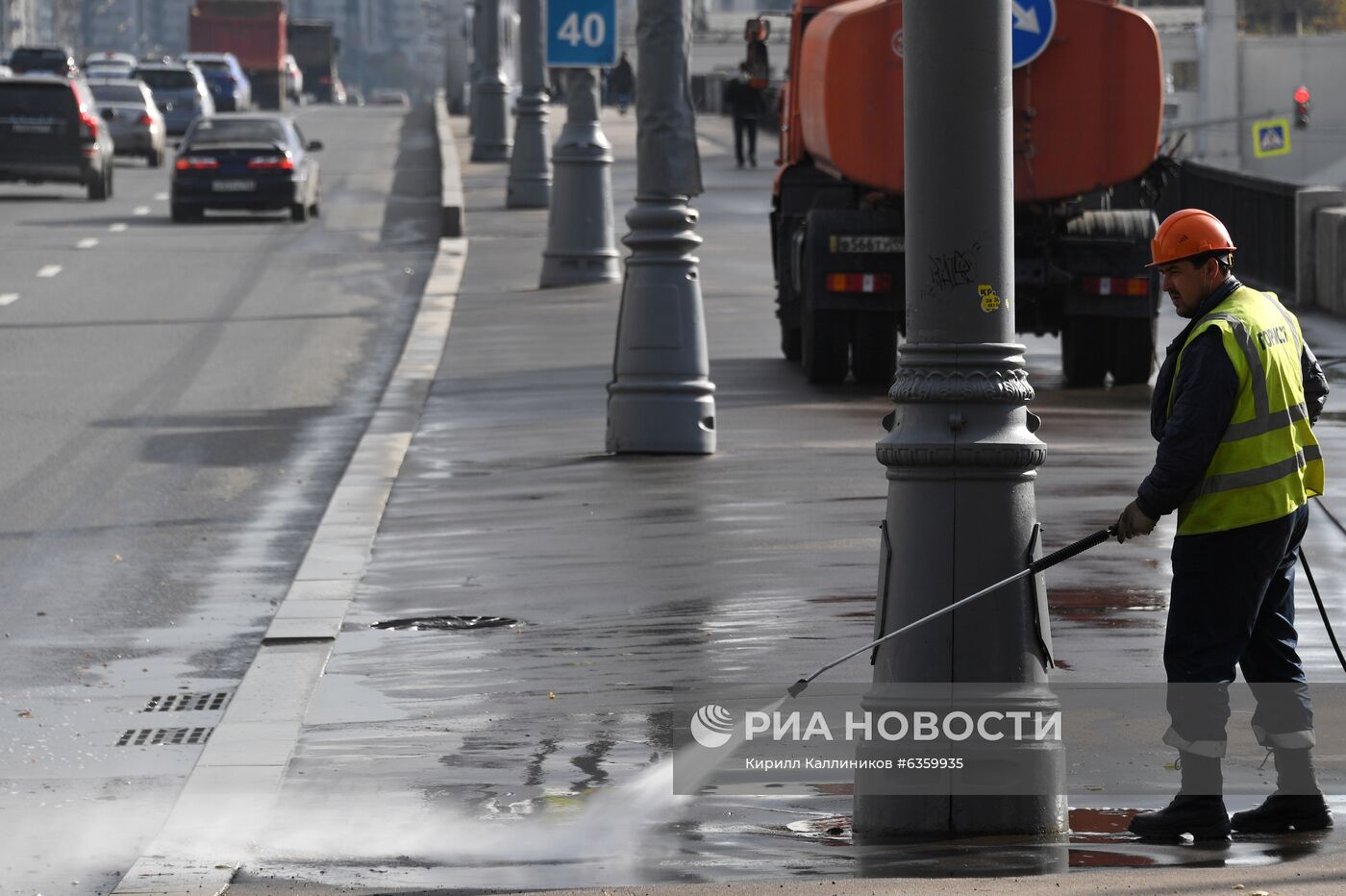 Масштабная мойка дорог в Москве