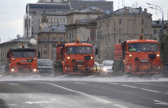 Масштабная мойка дорог в Москве