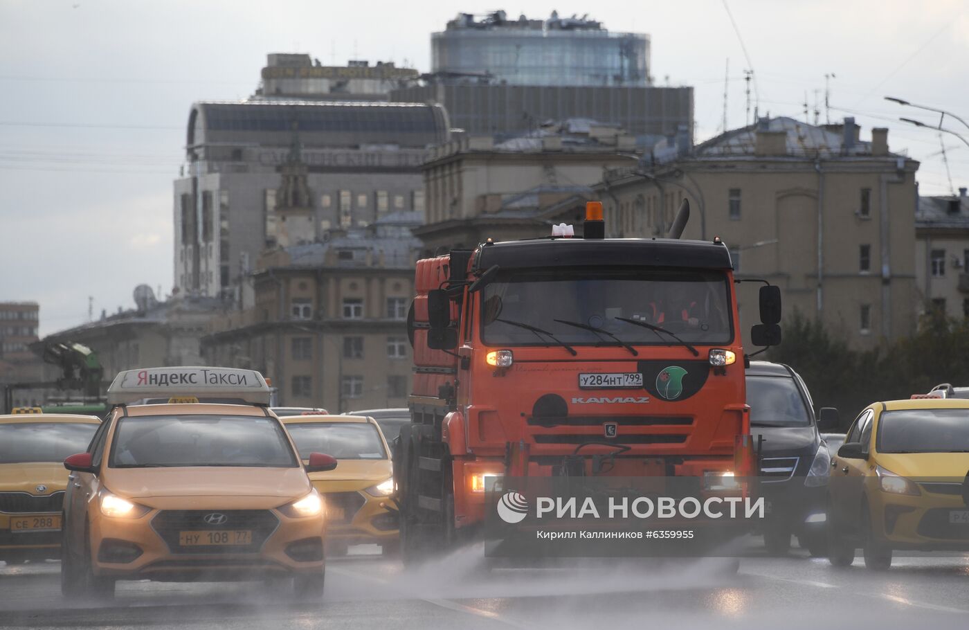 Масштабная мойка дорог в Москве