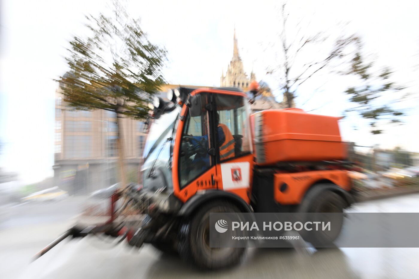 Масштабная мойка дорог в Москве