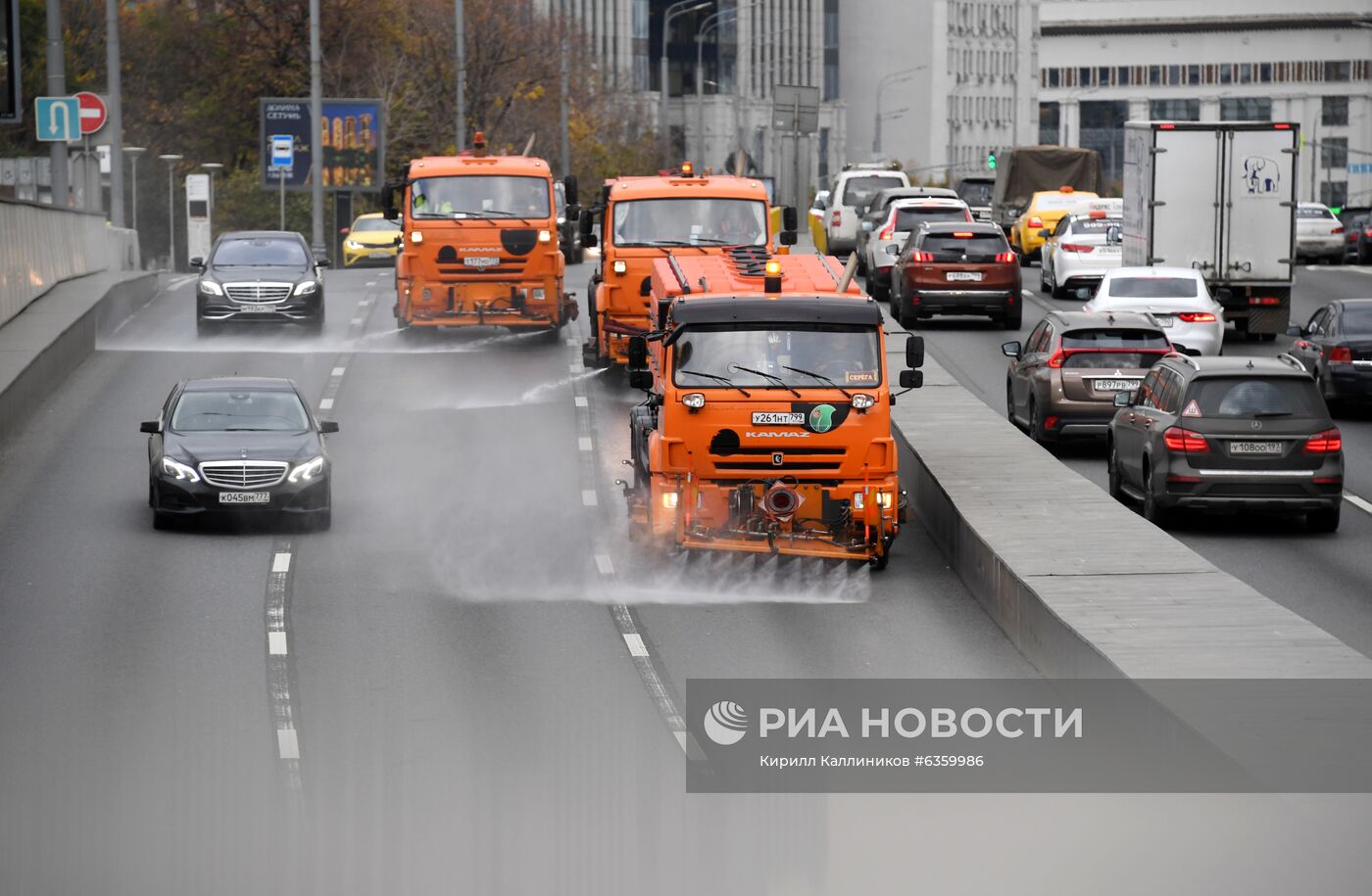 Масштабная мойка дорог в Москве