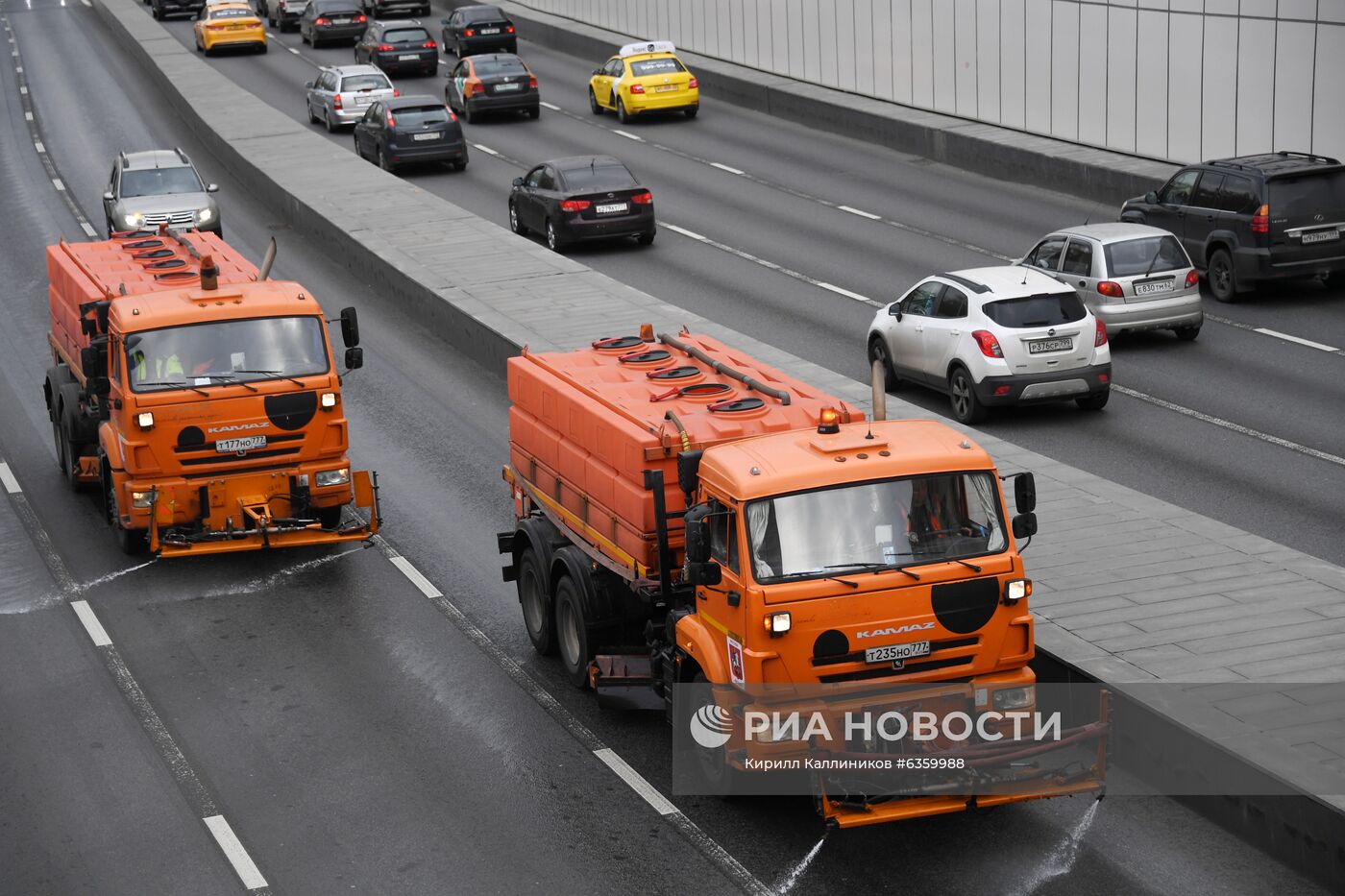 Масштабная мойка дорог в Москве