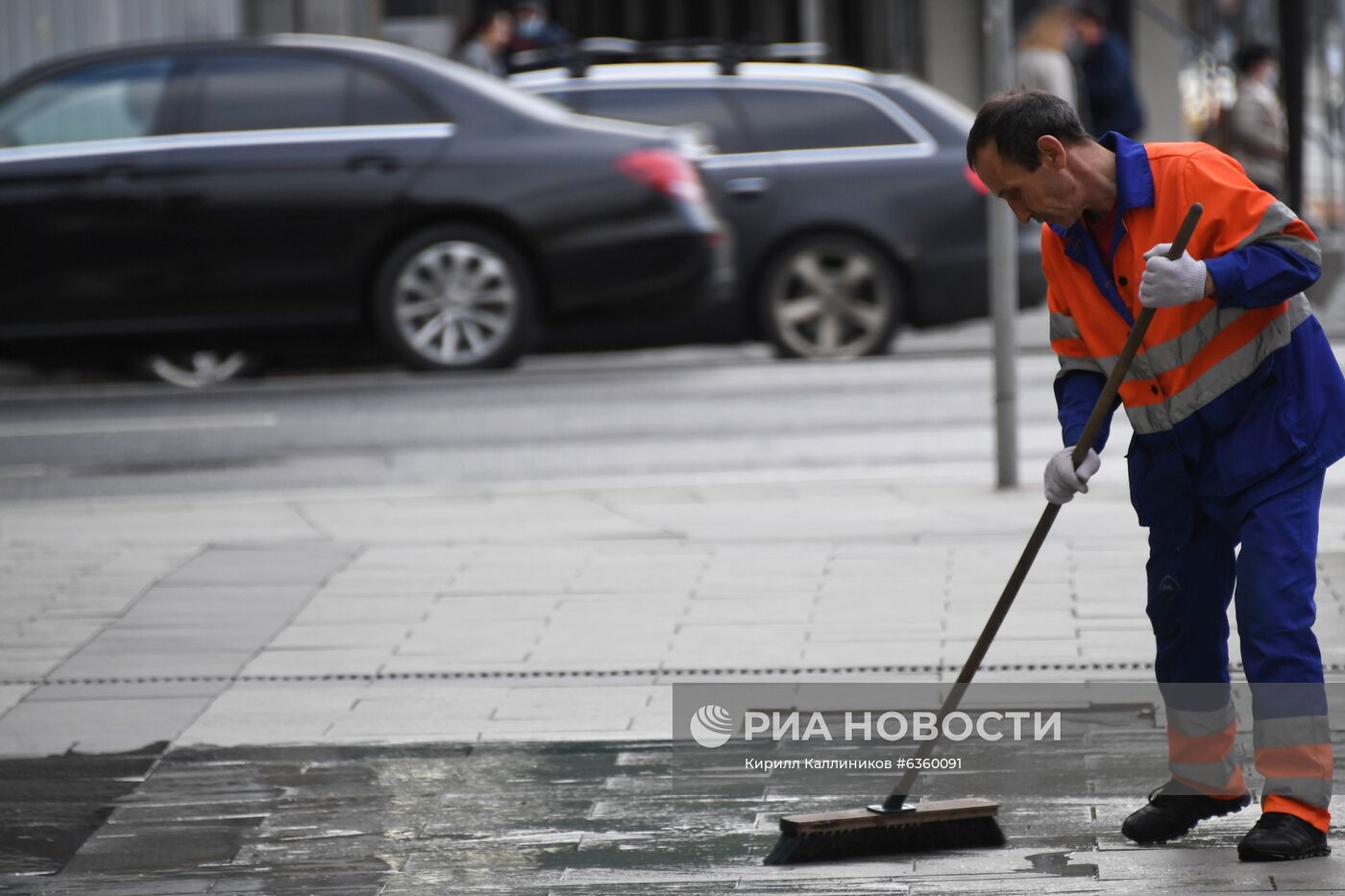 Масштабная мойка дорог в Москве