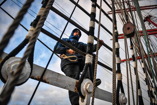 Экспедиция учебного парусного судна "Седов" по маршруту Северного пути