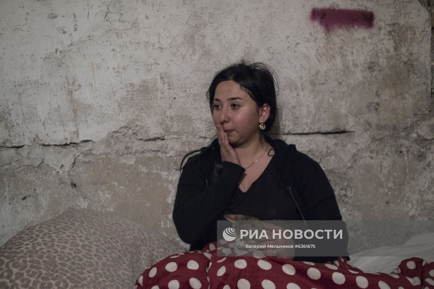 Жители Степанакерта переместились в подвал дома из-за обстрелов города. Место: Нагорный Карабах, Степанакерт. Автор: Валерий Мельников/РИА Новости. Обострение ситуации вокруг Нагорного Карабаха