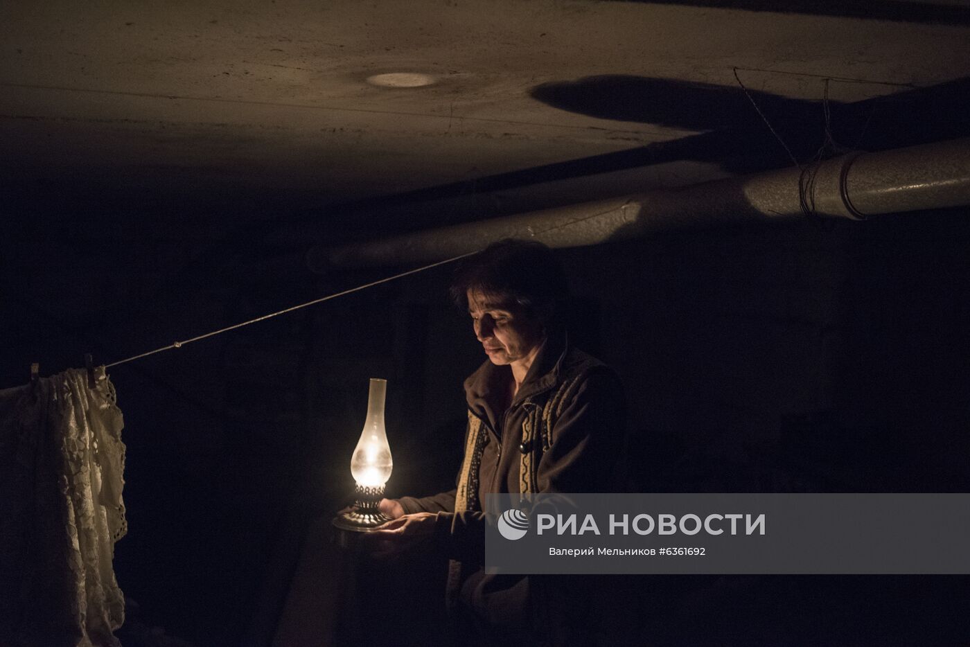 Жители Степанакерта переместились в подвал дома из-за обстрелов города. Место: Нагорный Карабах, Степанакерт. Автор: Валерий Мельников/РИА Новости. Обострение ситуации вокруг Нагорного Карабаха