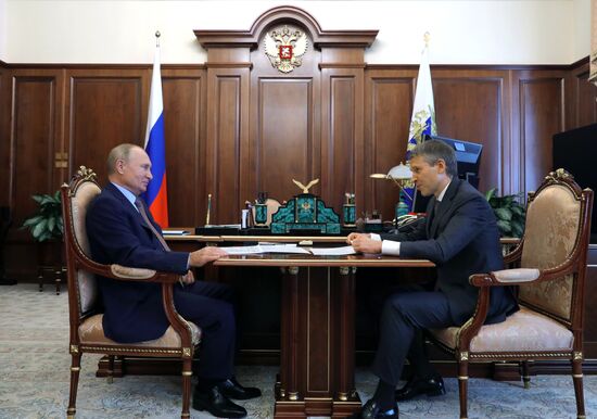 Президент РФ В. Путин встретился с председателем правления Россельхозбанка Б. Листовым
