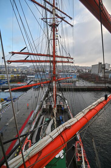 Экспедиция учебного парусного судна "Седов" по маршруту Северного пути