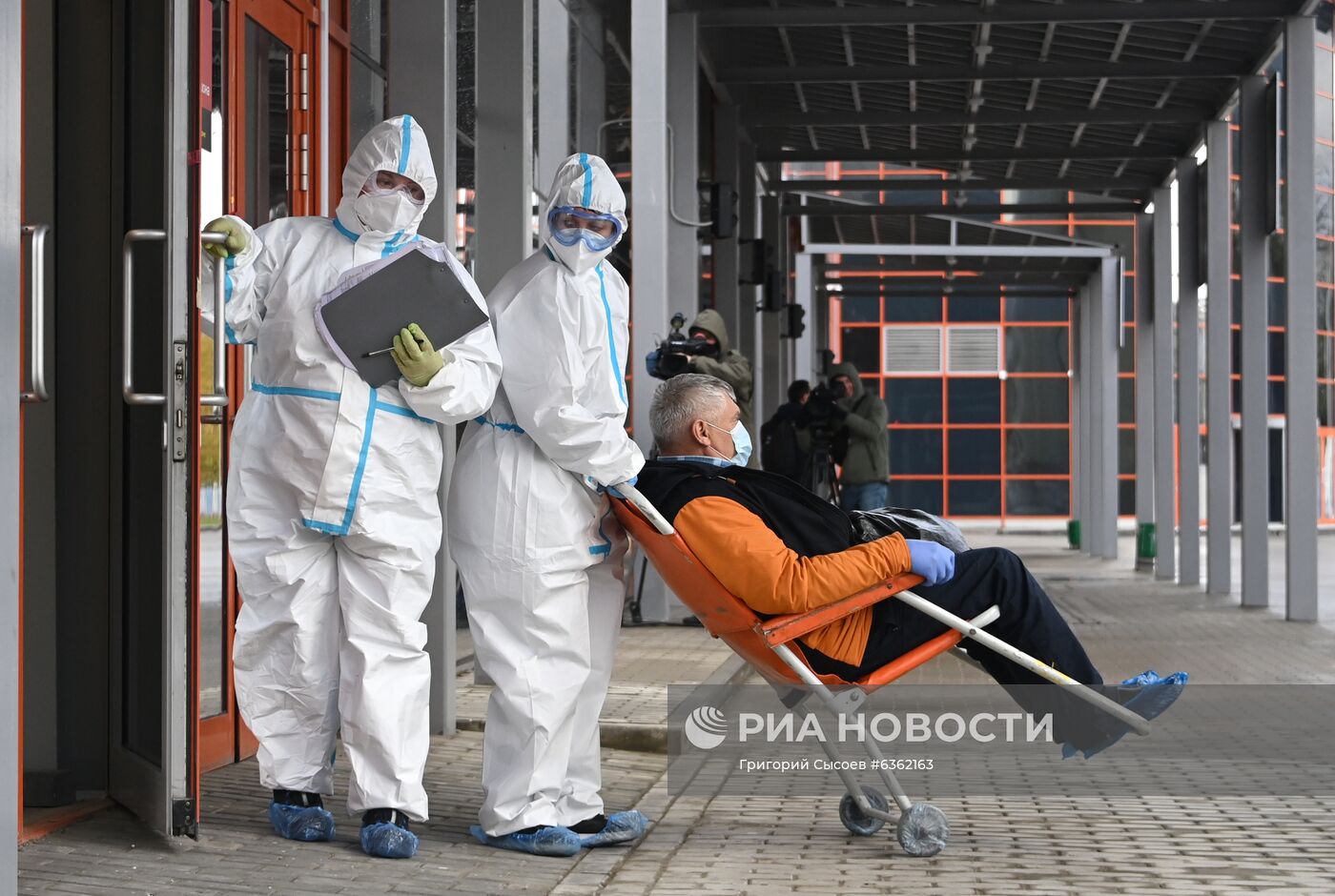 Первые пациенты начали поступать во временный госпиталь COVID-19 на ВДНХ
