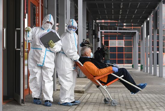 Первые пациенты начали поступать во временный госпиталь COVID-19 на ВДНХ