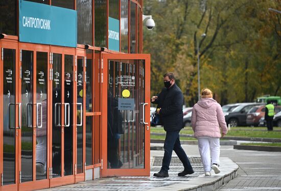 Первые пациенты начали поступать во временный госпиталь COVID-19 на ВДНХ