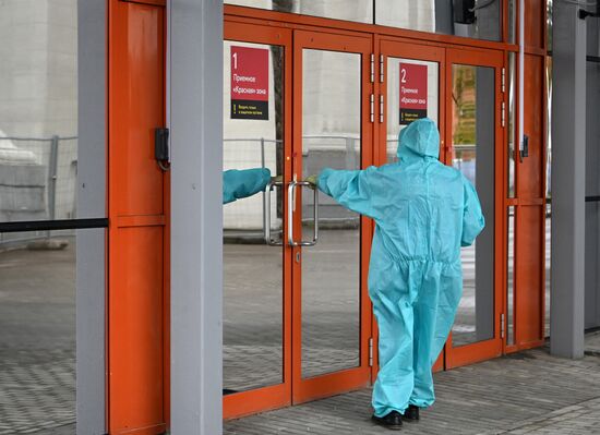 Первые пациенты начали поступать во временный госпиталь COVID-19 на ВДНХ