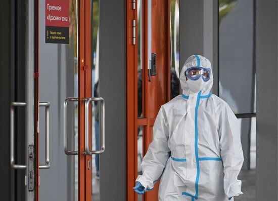 Первые пациенты начали поступать во временный госпиталь COVID-19 на ВДНХ