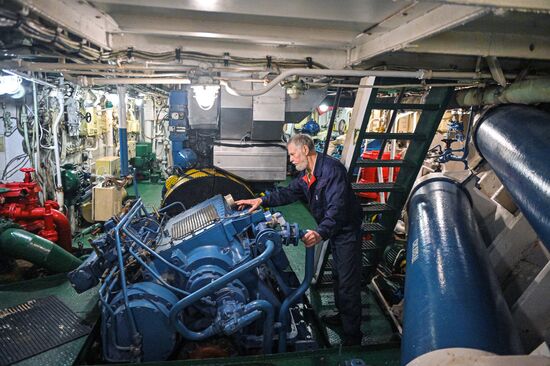 Экспедиция учебного парусного судна "Седов" по маршруту Северного пути