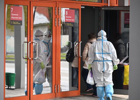 Первые пациенты начали поступать во временный госпиталь COVID-19 на ВДНХ
