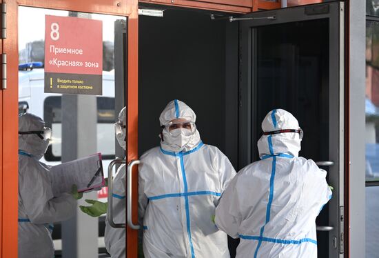 Первые пациенты начали поступать во временный госпиталь COVID-19 на ВДНХ
