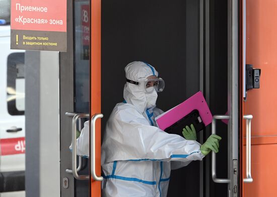 Первые пациенты начали поступать во временный госпиталь COVID-19 на ВДНХ