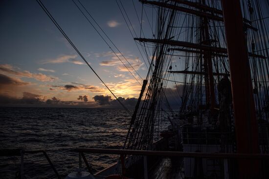 Экспедиция учебного парусного судна "Седов" по маршруту Северного пути