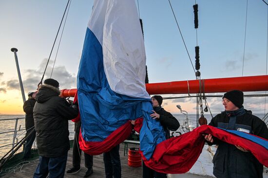 Экспедиция учебного парусного судна "Седов" по маршруту Северного пути