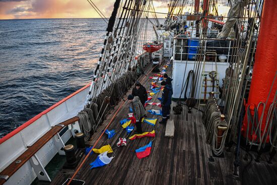 Экспедиция учебного парусного судна "Седов" по маршруту Северного пути