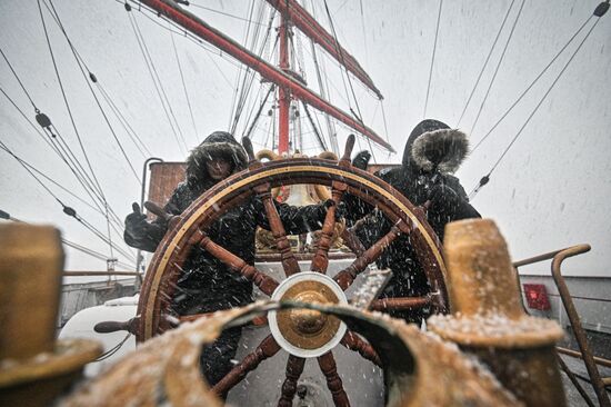 Экспедиция учебного парусного судна "Седов" по маршруту Северного пути