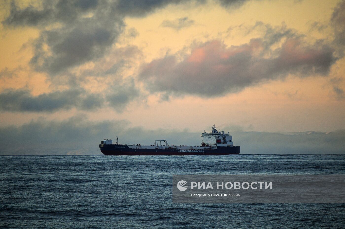 Танкер "Михаил Лазарев" в Баренцевом море