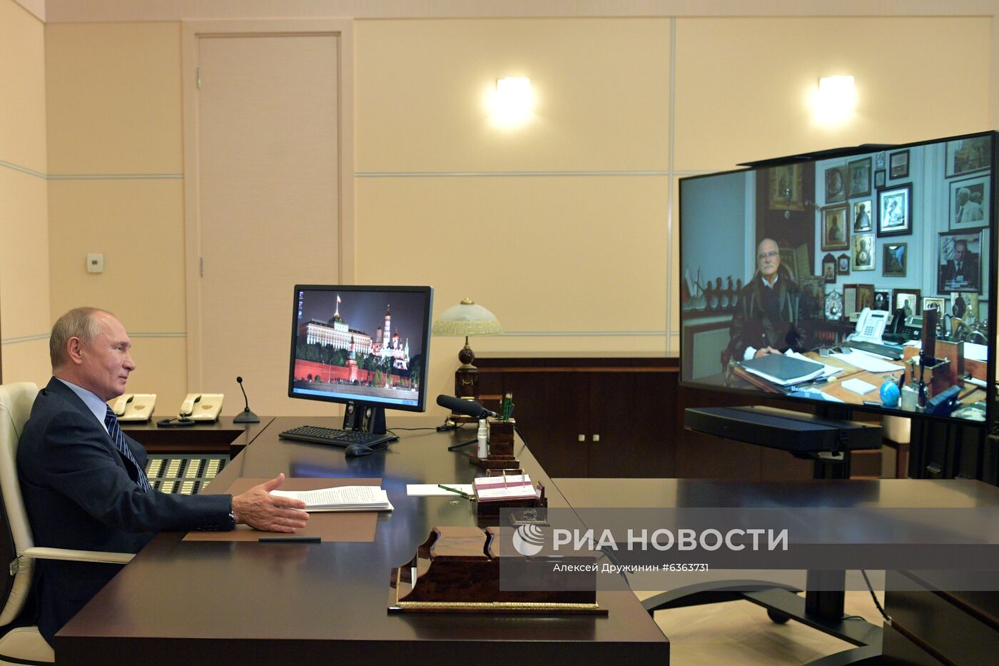 Беседа президента РФ В. Путина с режиссером Н. Михалковым